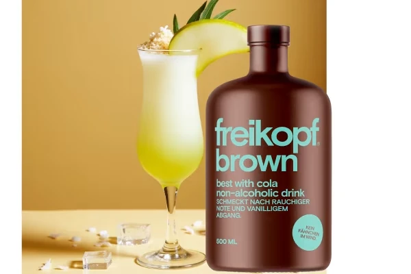 Caribbean Winterwonder mit Freikopf Brown, Birnensaft, Kokos und Sahne, mit Kokosraspeln garniert